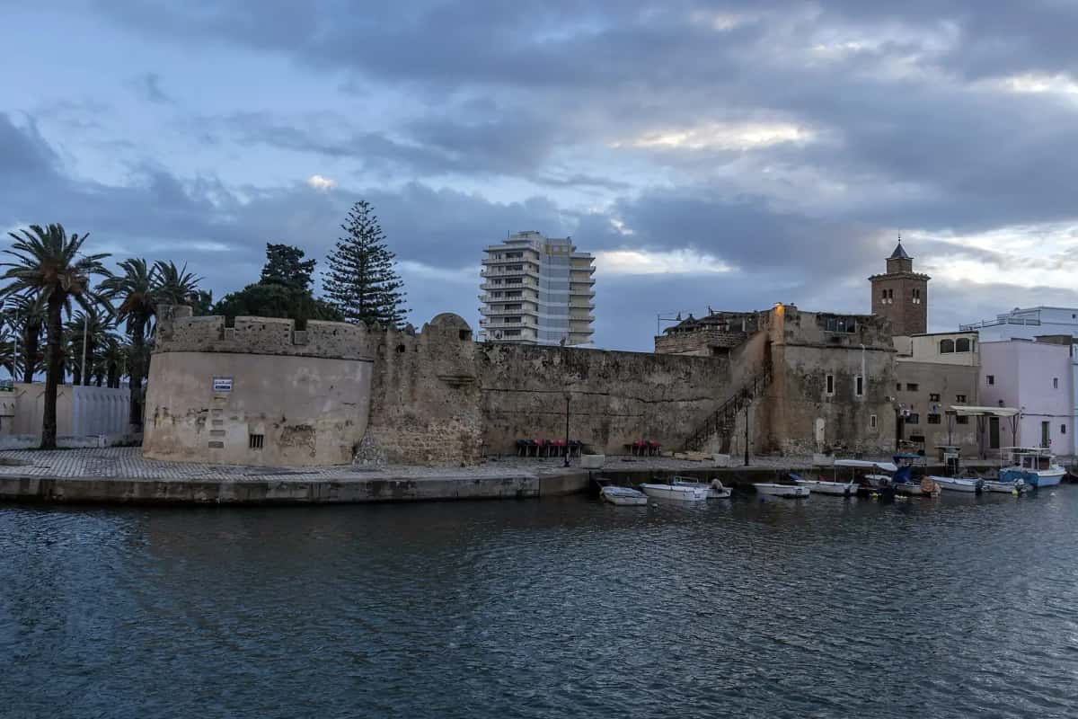 Le vieux port de Bizerte et les murailles de la kasbah au coucher du soleil