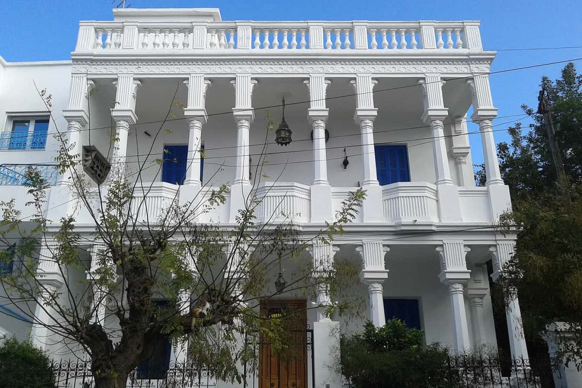 Villa blanche à colonnades dans un quartier résidentiel de La Marsa
