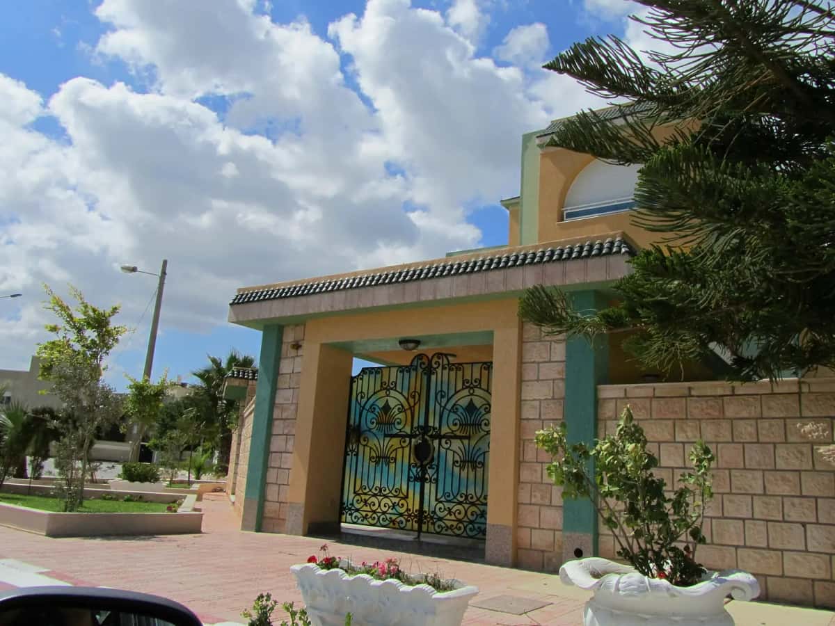 Villa et portail en fer forgé dans une banlieue résidentielle tunisienne