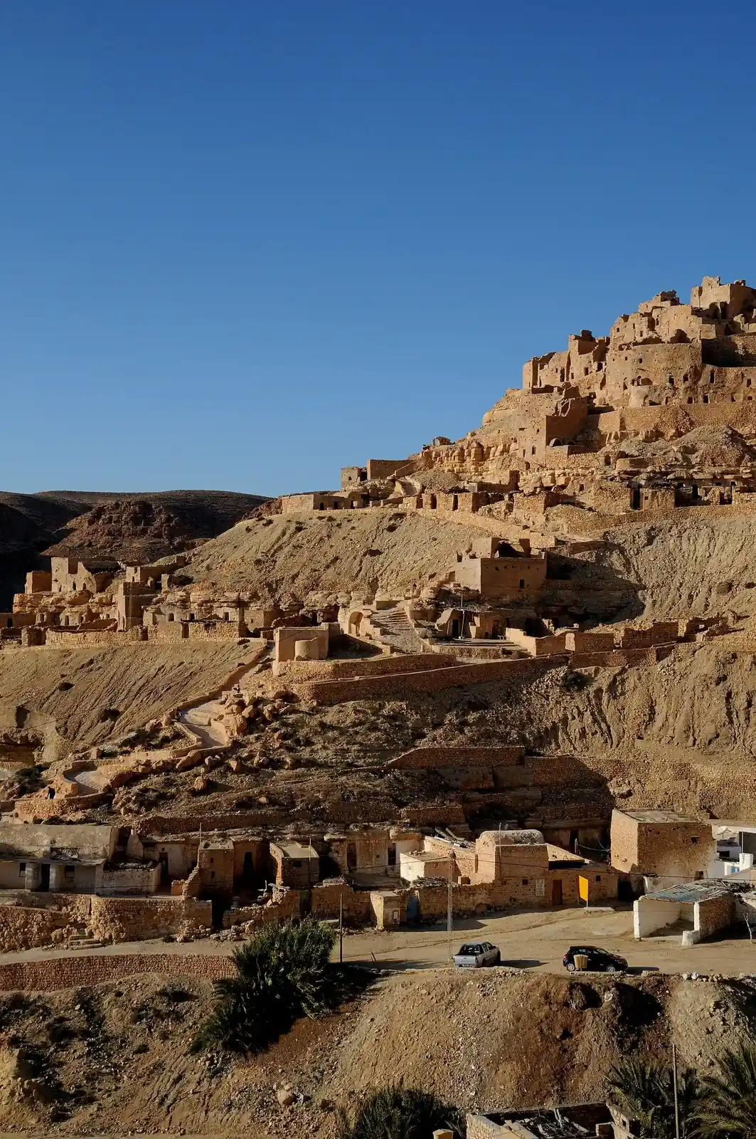 Le village berbère de Chenini étagé à flanc de colline, dans le Sud tunisien