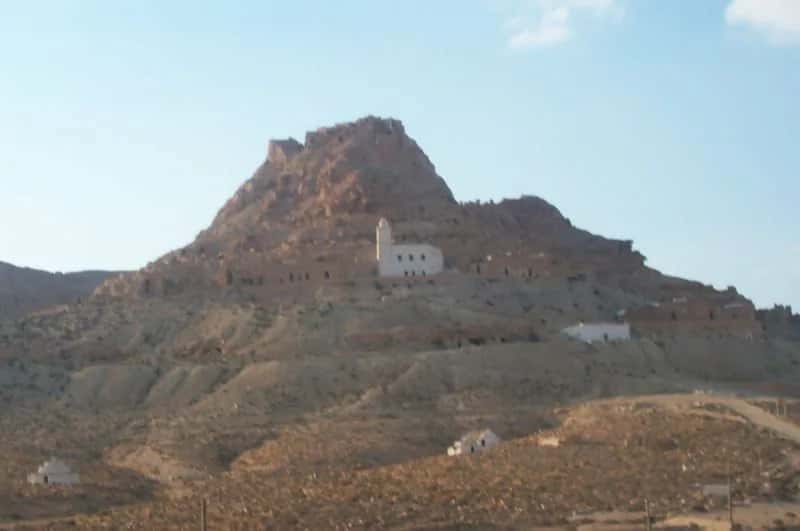 Le village de Douiret accroché à sa crête, dans le Sud tunisien