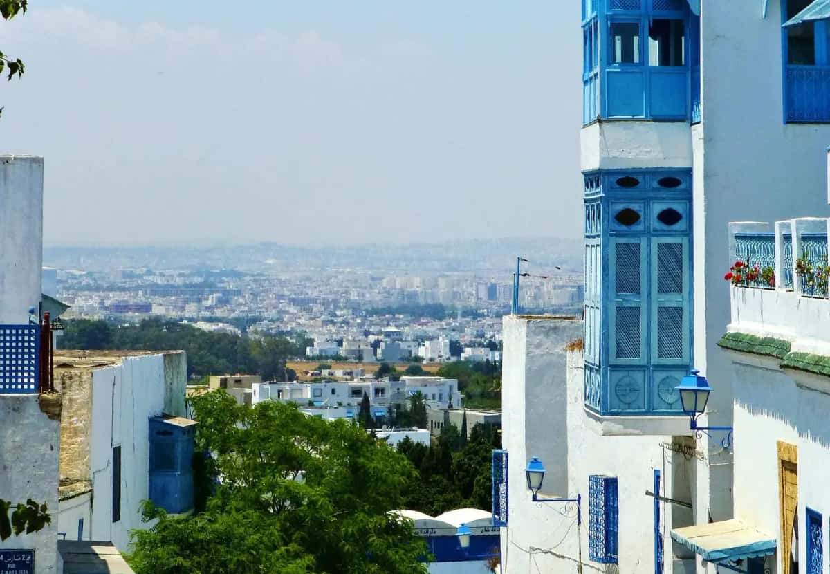 Le village de Sidi Bou Saïd au-dessus du golfe de Tunis