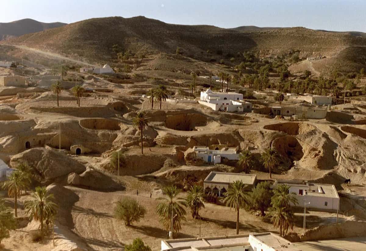 Le village troglodyte de Matmata vu des hauteurs, avec ses fosses creusées dans le sol