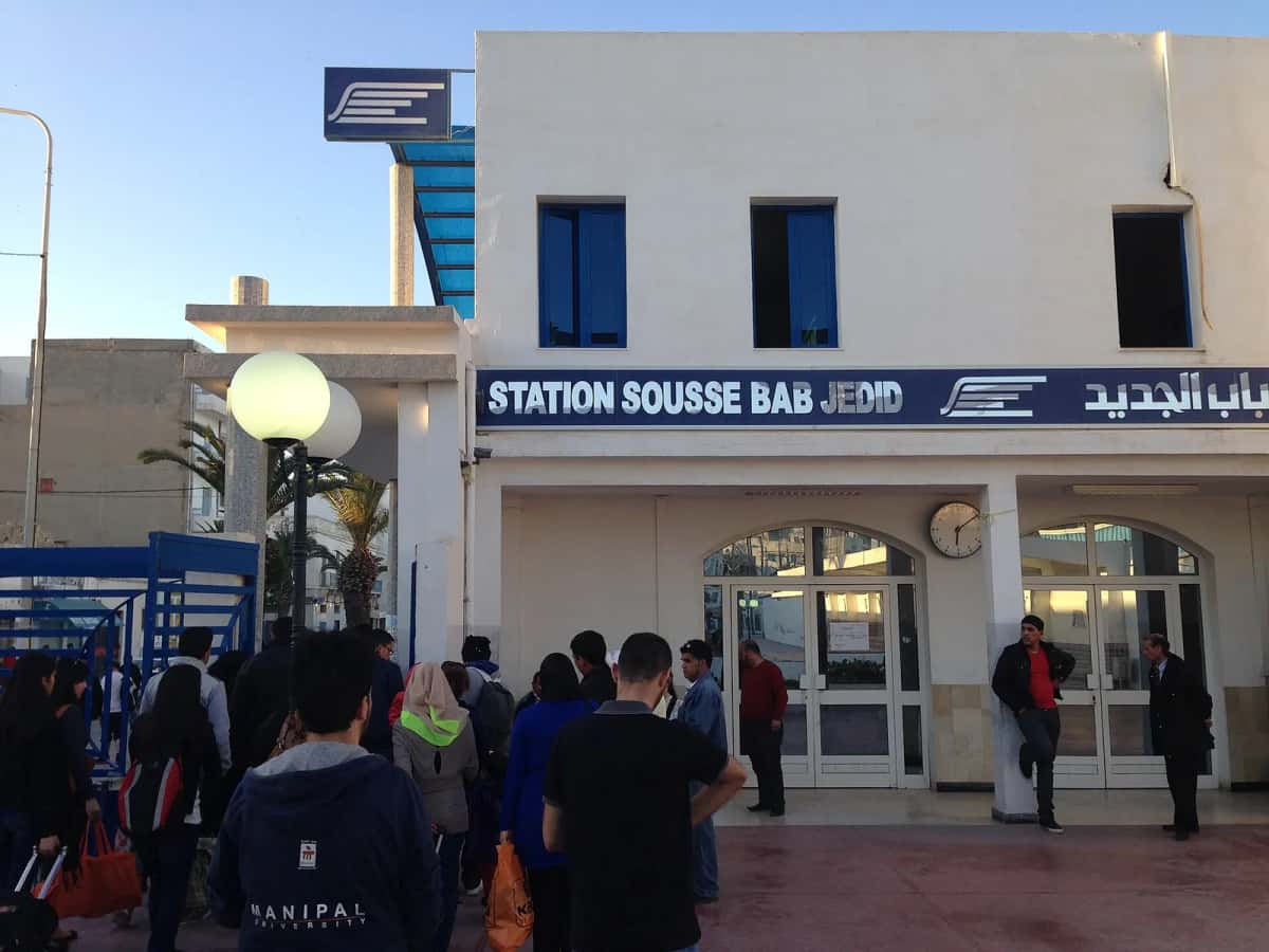 Voyageurs sur le quai de la gare de Sousse Bab Jedid