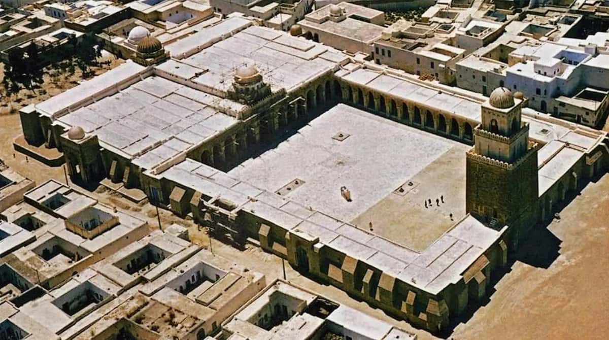 Vue aérienne de la Grande Mosquée de Kairouan et de sa vaste cour