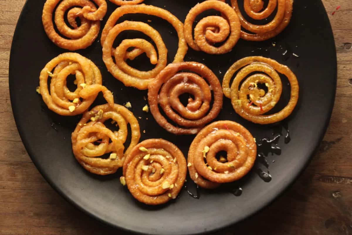 Zlabia : spirales de pâte frite orange imbibées de sirop